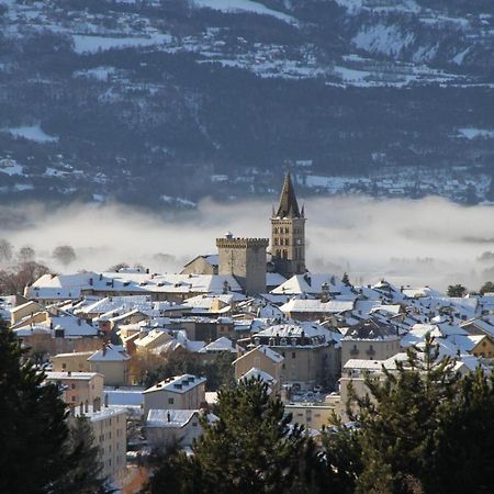 L'Hivernet, Grand Triplex Neuf Au Coeur D'Embrun Acces Facile Luaran gambar